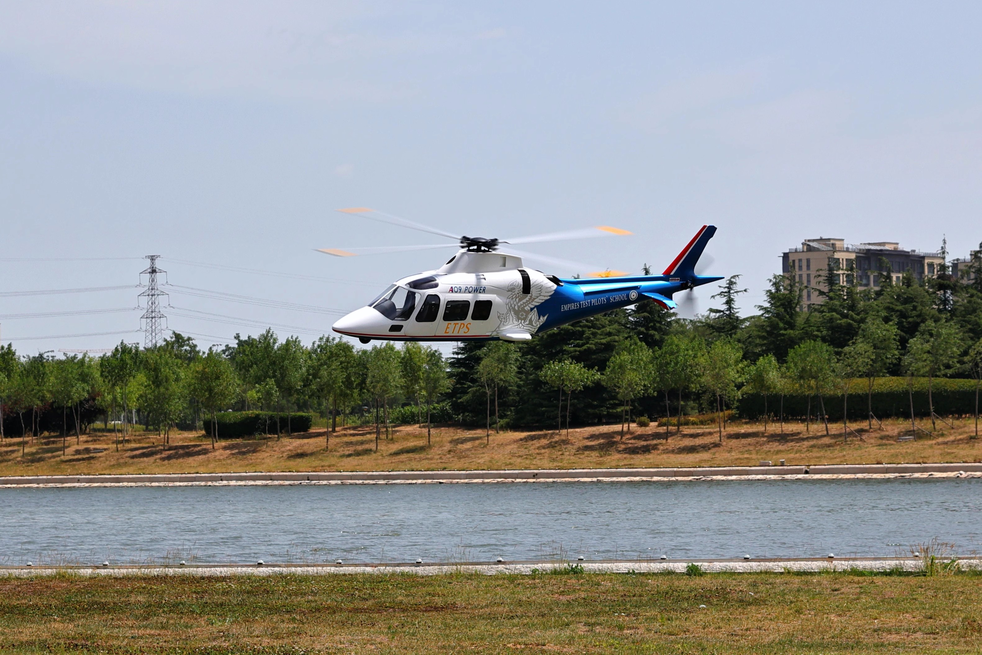RVE E700天枢星+ 阿古斯塔 AGUSTA 109遥控像真直升机 MK30004(图1)